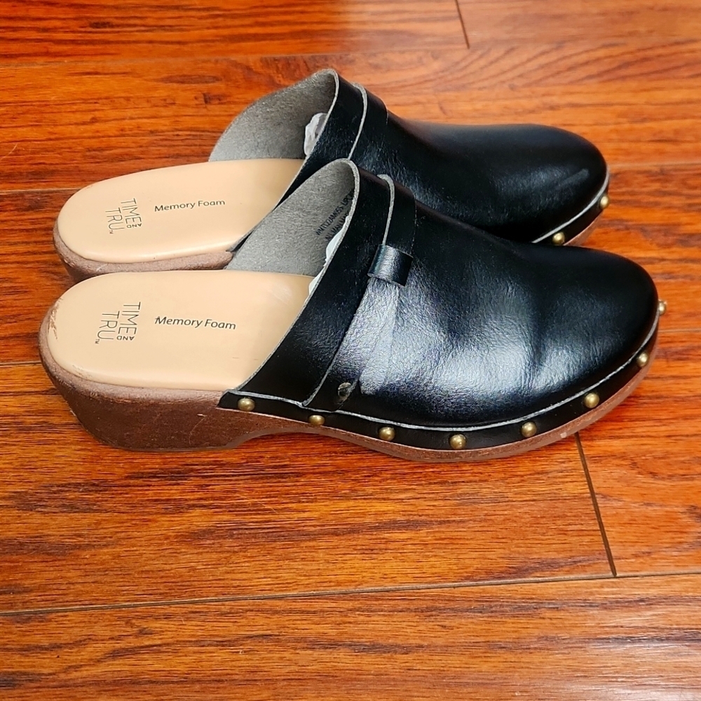 Time and Tru Memory Foam Black Studded Faux Wood Slip On Mules - Picture 2 of 7